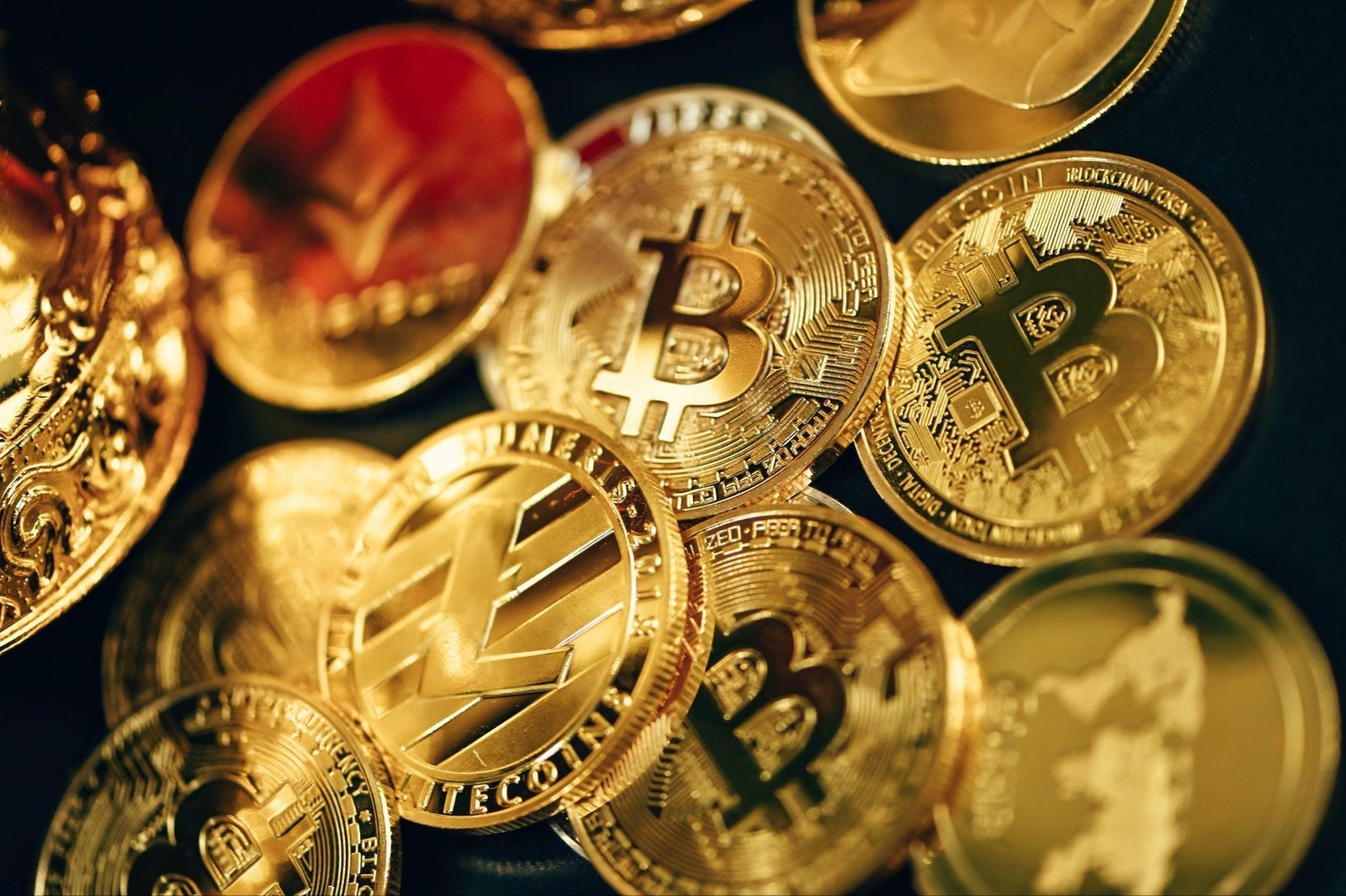 várias criptomoedas em um fundo preto